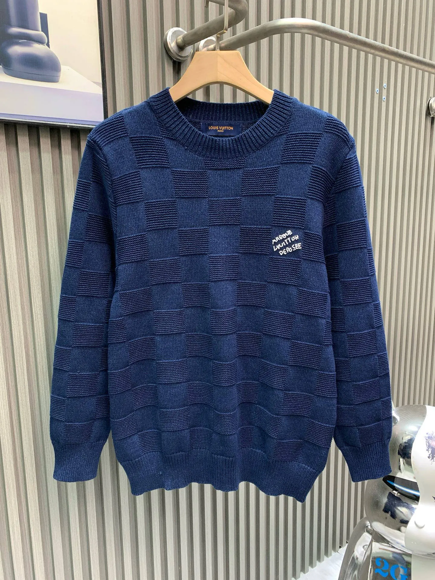 🅿️400 🀄️ Louis Vuitton Louis Vuitton LV/Louis Vuitton 2025SS large element classic checkered embroidered white label New wool stitched knitted sweater Unisex logo embroidered pin decorated checkerboard round neck pullover sweater Rare new checkerboard knitted sweater is simple, elegant and clean The imported woolen sweater yarn is treated with mercerization process to make the fabric smooth and bright, close to the skin, warm and breathable The soft and delicate touch brings extremely comfortable wearing experience. The rich texture of the checkerboard pattern is matched with the white logo embroidery of the same color yarn and Behringer embroidery on the chest. The eye-catching metal pin details are decorated on the chest. The finishing touch of the entire sweater on the chest perfectly interprets the fashionable new trend of the season. Whether it is worn alone or paired with an inner layer, it is a must-have for men and women.